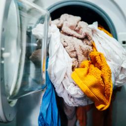 Leticia Pérez, experta en limpieza: "Demasiado detergente puede acumularse en las fibras y endurecer las toallas"