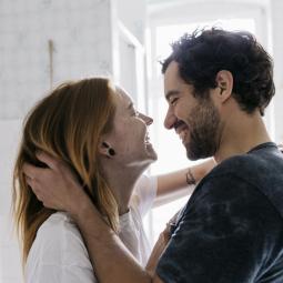 Un 71,2 % de los españoles asocia una vida satisfactoria con tener una relación amorosa