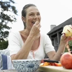 Qué comer para evitar riesgos en la menopausia: las siete recomendaciones clave de la AESAN