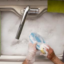 Laura Varo, experta en orden y hogar, desmonta los mitos de la limpieza: "Las bacterias se nutren del jabón"