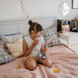 Los dermatólogos coinciden: las niñas no necesitan cremas antiedad y la "cosmeticorexia" que se propaga en TikTok puede crear ansiedad por la piel que dura toda la vida