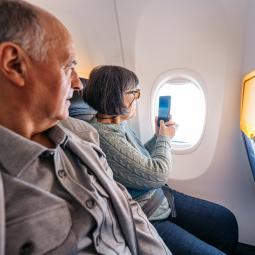 El motivo por el que las personas mayores de 60 años no deberían sentarse juntas en los aviones