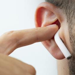 Anna Bixler, audióloga: "En el metro o corriendo subes el volumen de los auriculares para competir con el ruido exterior y ahí es exactamente donde la gente se mete en problemas con su audición"