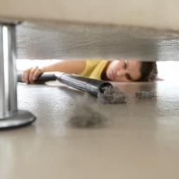 Científicos franceses lo confirman: respiramos microplásticos en casa y los adultos pueden inhalar hasta 108.000 partículas al día