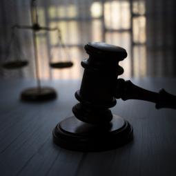 Prometían pilotar tractores de noche y con niebla densa mediante IA, pero jamás funcionó: un juzgado de Granada condena a la empresa a devolver 6.140 euros