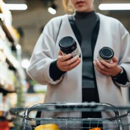 Ana Luzón, técnica en nutrición, sobre los alimentos funcionales que inundan los supermercados: "No tienen superpoderes, la ciencia sugiere que la mejor opción está en los básicos"