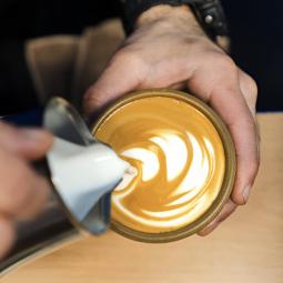 "Café Sin Especialidad": la protesta viral contra las cafeterías specialty coffee llega a España en plena crisis de un modelo que se ha vuelto demasiado elitista