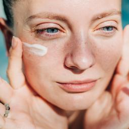 ¿Crema solar con filtros químicos o minerales? Cómo saber qué es lo mejor para ti y qué fotoprotector utilizar