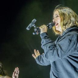 Rigoberta Bandini anuncia que está embarazada en mitad de su concierto: "No estoy haciendo sola este show"