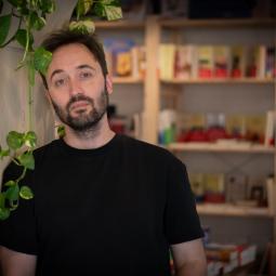 Pedro Martí, autor del fenómeno literario 'La mala hija': "La escritura se parece mucho a la docencia en la capacidad para tocar corazones y que te lo agradezcan siempre"