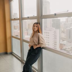 Ventajas del pantalón baggy para los adolescentes: comodidad y mantenimiento para la vuelta al cole