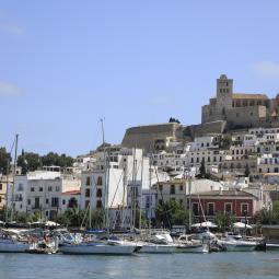 El verano de los dos extremos en Ibiza: un chalet se alquila por 80.000 euros mientras crece el número de trabajadores que duermen en coches y veleros