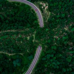 El motivo por el que en este país se pintan algunos tramos de carretera de color rojo: no es por decoración