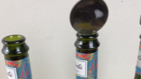 Un hombre intenta ayudar depositando cinco botellas en un contenedor y se lleva una multa de 128,50 euros