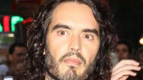 Russell Brand admite haber mantenido relaciones con una menor de 16 años, pero niega los cargos de agresión sexual