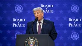 Donald Trump no deja de sorprender y lee la Biblia en plena guerra… tras atacar al Papa: el giro que nadie esperaba