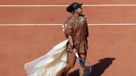 Naomi Osaka, la tenista que está revolucionando Roland Garros con sus 'looks' que brillan como la Torre Eiffel