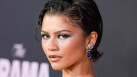 ¿Adiós al 'clean look'? La sombra de ojos azul y otras tendencias que dejan claro que el maquillaje quiere volver a ser divertido