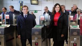 Ayuso dice ahora que firmarán convenios para que estudiantes no empadronados puedan tener abono