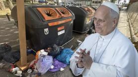 La suciedad vuelve al barrio madrileño de Lucero tras la visita del papa León XIV: "Esto está dejado de la mano de Dios"