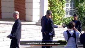 Cientos de reacciones por lo que pasa con Álex Baena cuando va a saludar a Pedro Sánchez: "Se marca un Carvajal"