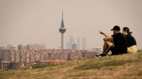 El humo de los incendios tiñe de gris el cielo de Madrid: estas son todas las recomendaciones a tener en cuenta