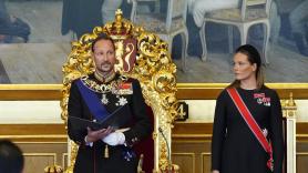 El juramento de Haakon VIII como rey de Noruega: el papel de su hija Ingrid Alexandra ante la ausencia de Mette-Marit y un himno que nos recuerda a otro