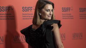 Penélope Cruz acapara todas las miradas en la alfombra roja de 'La bola negra' en San Sebastián