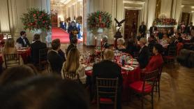 Llama la atención de los expertos en protocolo lo que se ve en la mesa durante la cena entre Donald Trump y Xi Jinping