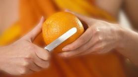 Un experto en etiqueta señala el alimento más antisocial del transporte público y no es el que crees: "Una naranja o una mandarina"