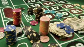 Una croupier de un casino de Bilbao dura 1 hora y 53 minutos repartiendo cartas tras una baja de dos años: la Justicia le niega 61.000 euros de indemnización