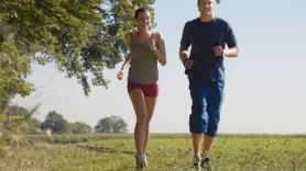 Un estudio de 30 años con más de 170.000 personas lo confirma: variar entre caminar, fuerza y deportes de raqueta reduce un 20% el riesgo de morir por cualquier causa