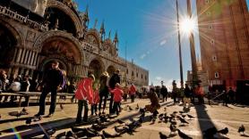 Multas de hasta 900 euros por llevar tacones en la Acrópolis y 400 euros por arrastrar maletas con ruedas en Roma: las sanciones turísticas que casi nadie conoce en Europa