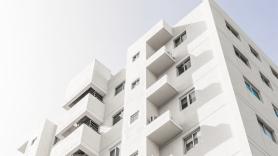 Laura y su marido son los únicos dos residentes de un edificio de 109 apartamentos: "Los transeúntes se paran a mirar nuestro balcón"