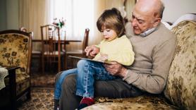 Mike, 22 años, se muda al jardín de su abuelo para cuidarlo: "A veces se sentía solo, ahora comemos juntos todos los días"