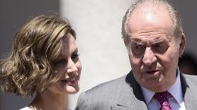 El rey Juan Carlos dedica un sorprendente halago a la reina Letizia y deja claro que no tiene ni idea de lo que pasa en la familia real británica