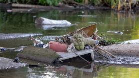 Prometió a sus hijos que limpiaría el río de su infancia, y ya ha retirado 40 toneladas de basura del agua él solo