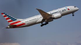 Un Boeing 737 MAX 8 de American Airlines aterriza con un orificio de bala sin que nadie sepa qué ha pasado: "La perforación atraviesa completamente el ala"