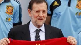 Óscar Puente lee la crónica de Rajoy del partido de España y le da un revolcón de penalti y expulsión