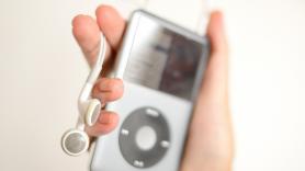 Vuelve el iPod: los más jóvenes están rescatando este viejo dispositivo para escuchar música "sin las distracciones de los móviles"