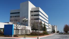 Las amigas de una enferma de cáncer alquilan una grúa para apoyarla desde la ventana del hospital