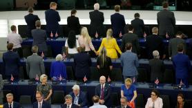 Los eurodiputados a favor del Brexit se ponen de espaldas al sonar el himno