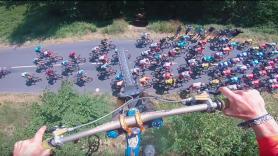 Un ciclista salta por encima del pelotón en el Tour de Francia