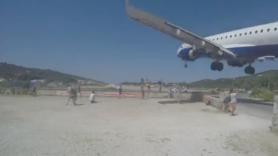Así aterriza al límite en uno de los aeropuertos más peligrosos del mundo