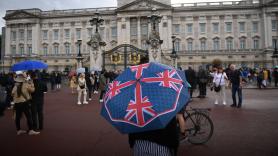 Cientos de personas se concentran en los alrededores del palacio de Buckingham