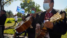 Forocoches despide a Donald Trump enviando mariachis a Washington D.C.