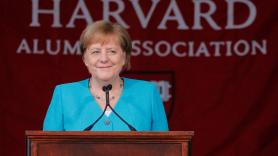 "Hay que derrumbar muros", las indirectas de Merkel a Trump en Harvard