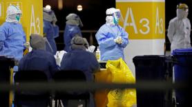 Un positivo por COVID-19 desata el caos en un aeropuerto de Shanghái