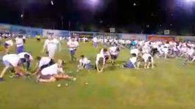 Llueven 10.000 dólares durante un partido de fútbol