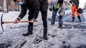 Vecinos y voluntarios ayudan a limpiar las calles tras el paso de Filomena